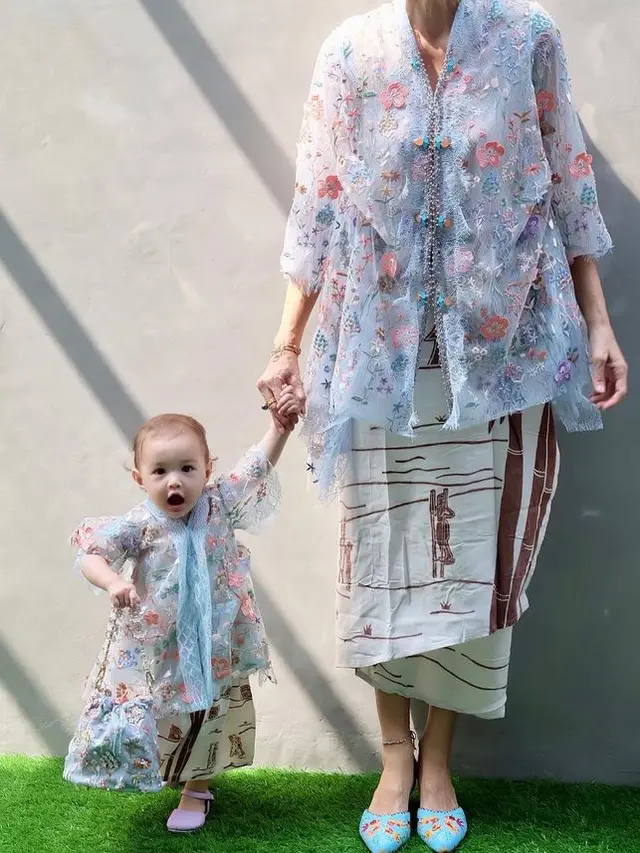 Gaya Elegan Anak Artis Berwajah Bule saat Mengenakan Kebaya