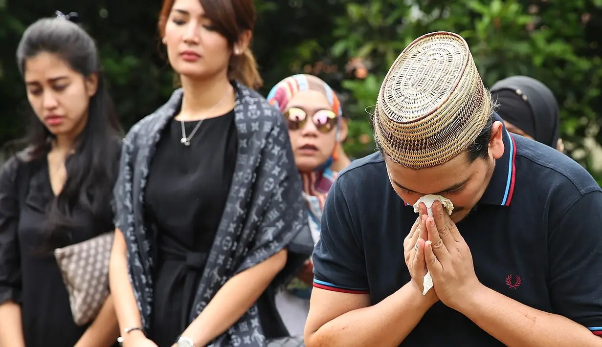 "Jadi menurut Al Quran itu, idealnya bayi itu lahir minimal usia 6 bulan. Tapi kata dokter, kalaupun nangis bayinya tadi, ada kemungkinan bisa hidup," tambahnya.  (Bambang E. Ros/Bintang.com)