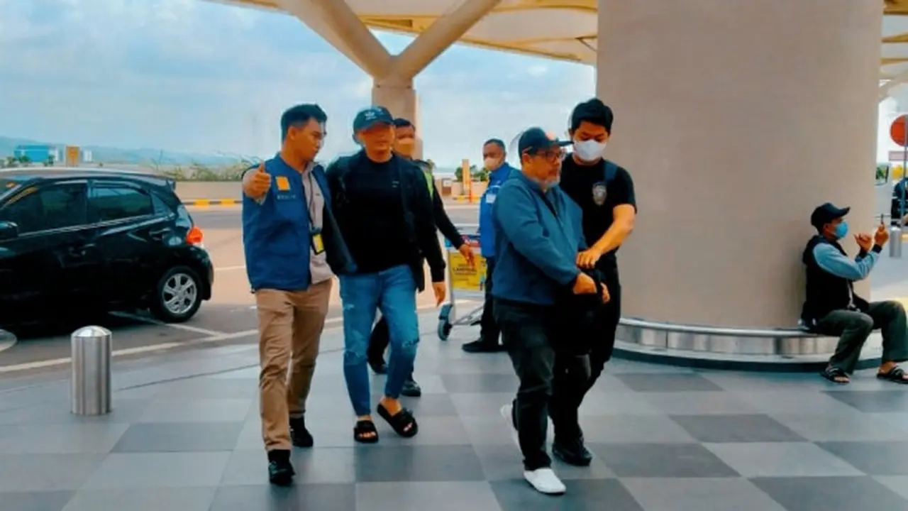 Penangkapan salah satu mantan petinggi Bank Riau Kepri oleh Subdit II Reskrimsus Polda Riau.