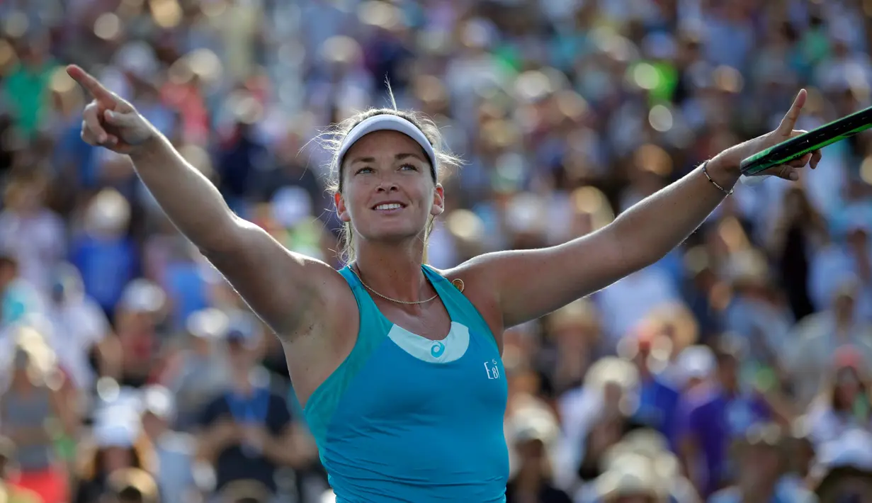 Petenis AS, CoCo Vandeweghe berselebrasi usai mengalahkan rekan senegaranya Alison Riske pada putaran pertama turnamen tenis AS Terbuka 2017 di New York (30/8). (AP Photo / Julio Cortez)
