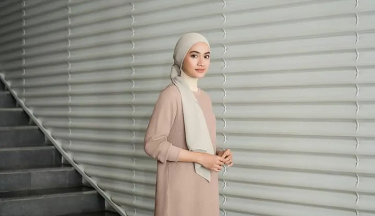 OOTD ala Ayudia Bing Slamet bisa kamu tiru. Padukan tunik turtleneck dengan celana panjang warna putih dan sock boots warna hitam. Kreasikan hijabmu dengan gaya turban. (Instagram/ayudiac).