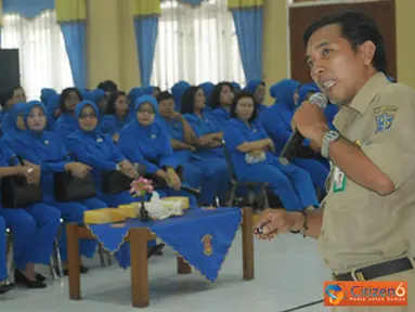 Citizen6, Surabaya: Sementara dari Dinas Pertanian hadir Kepala Balai Pembibitan Dinas Pertanian Kota Surabaya, Ir. Djoelianto MP, berserta beberapa stafnya sekaligus sebagai narasumber. (Pengirim: Penkobangdikal)