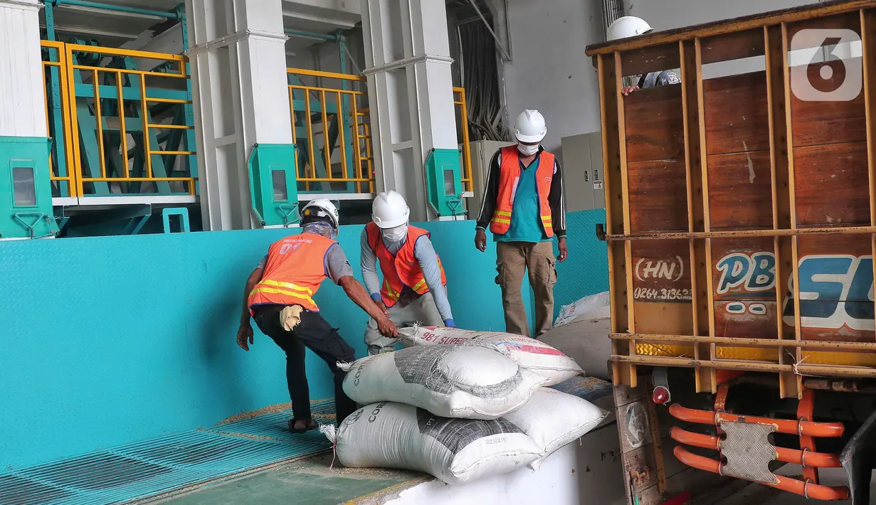 Pekerja melakukan bongkar muat beras yang diolah secara modern dengan mesin Modern Rice Milling Plant (MRMP) di Karawang, Jawa Barat, Rabu (21/9/2022). Infrastruktur MRMP ini bertujuan untuk membantu petani dan menyederhanakan alur proses pengolahan beras yang terpusat dalam fasilitas pengolahan gabah hasil panen berbasis teknologi modern. (Liputan6.com/Angga Yuniar)