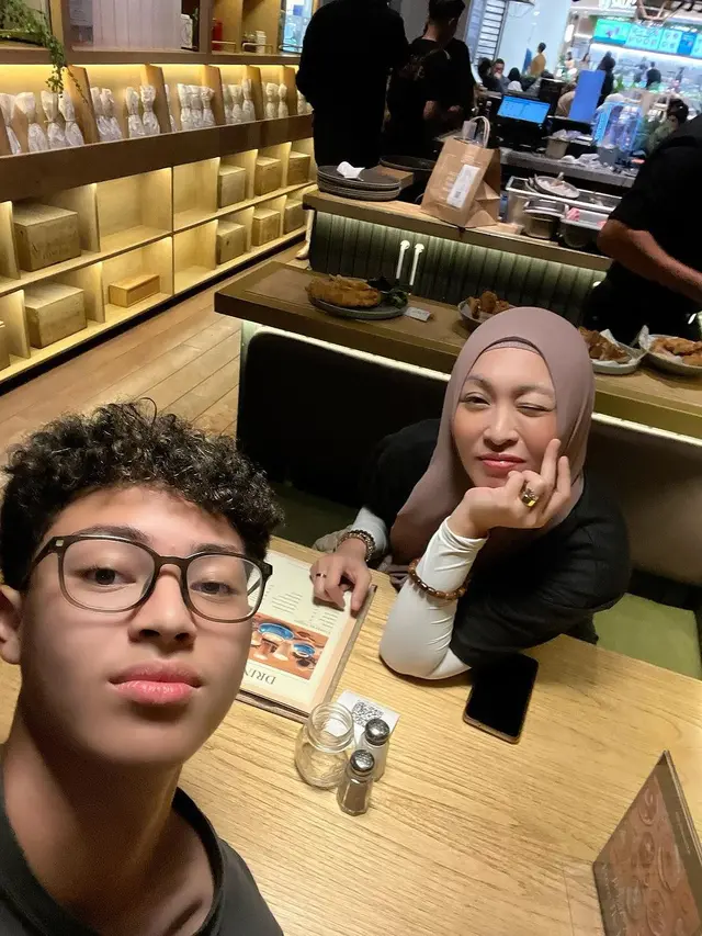 Potret Keanu Massaid bersama sang ibu saat quality time (Sumber: Instagram/@angelinasondakh09)