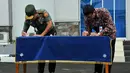 Tampak Panglima TNI Jenderal TNI Moeldoko menandatangani serah terima 24 Panser dari 82 unit yang dipesan di tahun 2013 (Liputan6.com/Johan Tallo) 