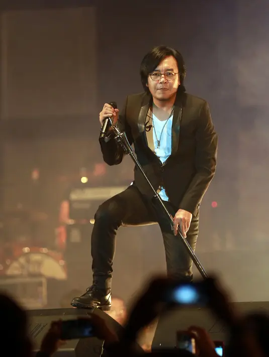 'Ganteng? Kamu aneh. Saya tidak pernah merasa ganteng. Tapi banyak yang bilang saya karismatik,' ucap Ari Lasso , yang lagi-lagi langsung disambut sorak-sorai penonton. (Deki Prayoga/Bintang.com)