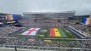 Suasana upacara pembukaan laga Inggris melawan Ghana di Gillette Stadium, Foxborough, Boston, AS, Senin (23/6/2026). Ribuan suporter memadati tribun saat bendera raksasa kedua negara dibentangkan menjelang pertandingan fase grup Piala Dunia 2026. (KLY Sports/Hery Kurniawan)