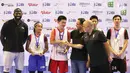 MVP perempuan Vanissa Renata Siregar dan MVP laki-laki Brian Leonard disaksikan Gubernur DKI Jakarta Anies Baswedan, NBA Legend Jason Richardson, Jr. NBA Head Coach Carlos Barroca menerima penghargaan pada acara Jr. NBA Indonesia Camp 2019 di Cilandak, Jakarta (31/3). (Liputan6.com/Fery Pradolo)