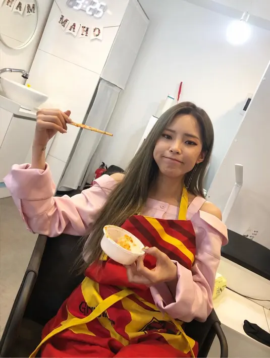 "Aku debut di usia 24 tahun. Aku memutuskan untuk mengejar impianku sebagai penyanyi saat berusia 22 hingga 23 tahun untuk memberanikan datang ke Seoul untuk meraihnya," ujarnya seperti dilansir dari Soompi. (Foto: instagram.com/heizeheize)