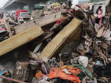 Sampah sisa banjir menumpuk di kawasan Cipinang Melayu, Jakarta, Rabu (8/1/2020). Banjir yang melanda Jakarta dan sekitarnya sejak 1 Januari 2020 lalu menyisakan tumpukan sampah di sejumlah titik. (Liputan6.com/Herman Zakharia)