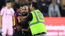 Ada kejadian menarik ketika Inter Miami unggul 2-0 pada menit ke-72. Seorang penggemar dengan seragam Barcelona tiba-tiba berlari menerobos lapangan. (Sean M. Haffey/Getty Images/AFP)