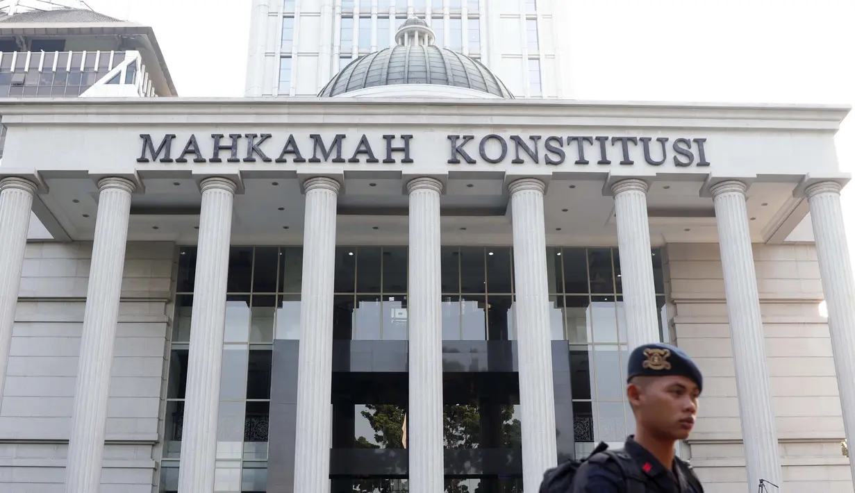 Personel Brimob melintas di depan Gedung Mahkamah Konstitusi (MK), Jakarta, Selasa (25/6/2019). Jelang sidang pembacaan putusan akan digelar pada Kamis (27/6), sekitar 47.000 personel keamanan gabungan akan disiagakan di Ibu Kota DKI Jakarta. (Liputan6.com/Helmi Fithriansyah)