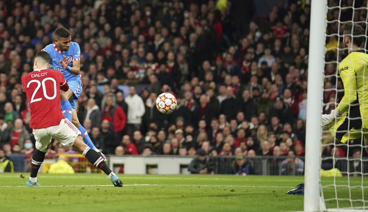 David de Gea tak berkutik pada menit ke-41, umpan silang Antoine Griezmann disambut oleh Renan Lodi dengan sundulan yang berujung gol buat Atletico Madrid. (AP Photo/Dave Thompson)