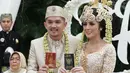 Prosesi akad nikah berawal dari pembacaan ayat suci Al Quran dan doa. Kemudian, suasana seketika menjadi haru saat Selvi memohon izin kepada kedua orang tua. Ia pun tak kuasa menahan air mata yang jatuh. (Adrian Putra/Bintang.com)