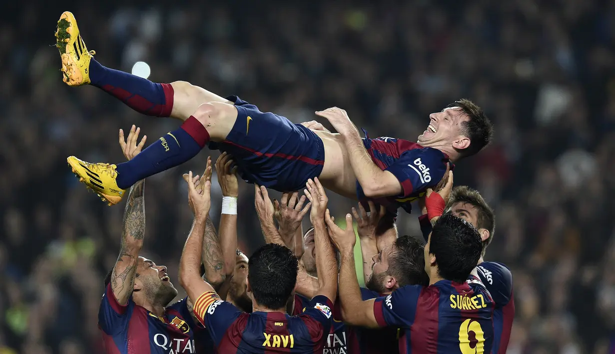 Para pemain Barcelona mengangkat Lionel Messi usai membobol gawang Sevilla pada laga La Liga Spanyol di Stadion Camp Nou, Barcelona, Sabtu (22/11/2014). (AFP/Lluis Gene)