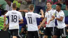 Gelandang Jerman, Leon Goretzka, merayakan gol yang dicetaknya ke gawang Mexico pada laga semifinal Piala Konfederasi di Stadion Fisht, Sochi, Kamis (29/6/2017). Jerman menang 4-1 atas Mexico. (EPA/Armando Babani)