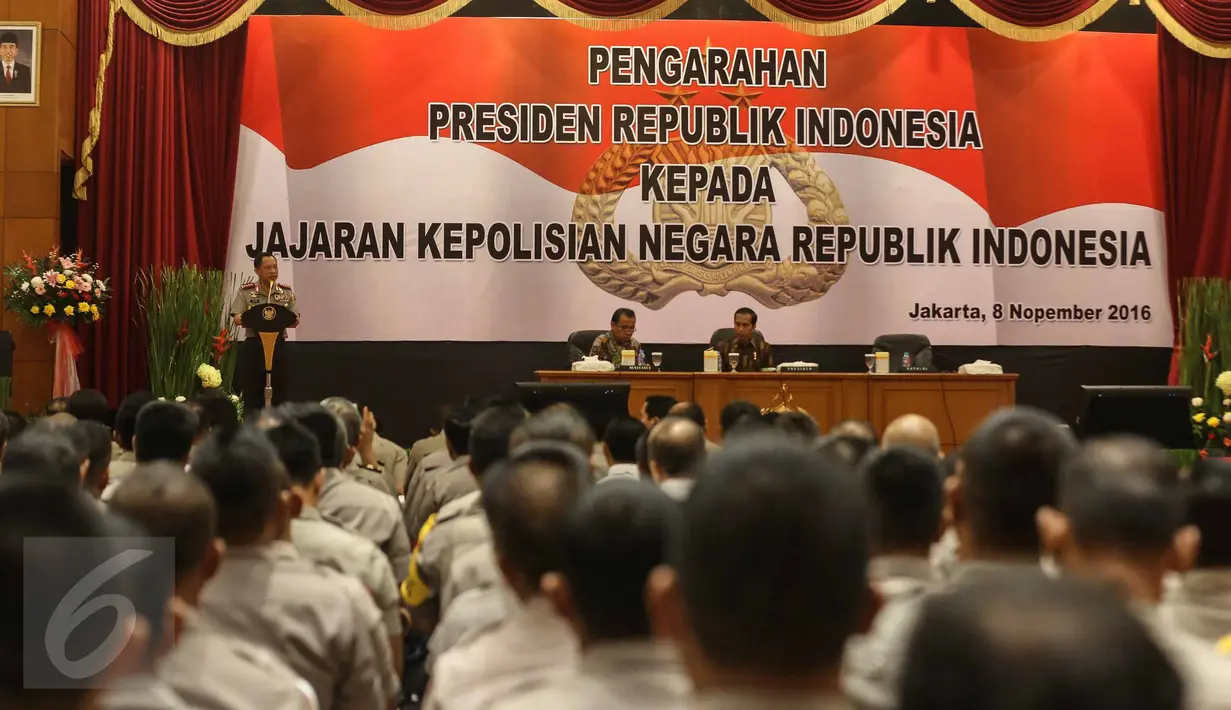 Kapolri Tito Karnavian memberikan sambutan di Auditorium PTIK, Jakarta, Selasa (8/11). Tito Karnavian membuka acara pengarahan oleh Presiden Joko Widodo (Jokowi) kepada jajaran Polri. (Liputan6.com/Faizal Fanani)