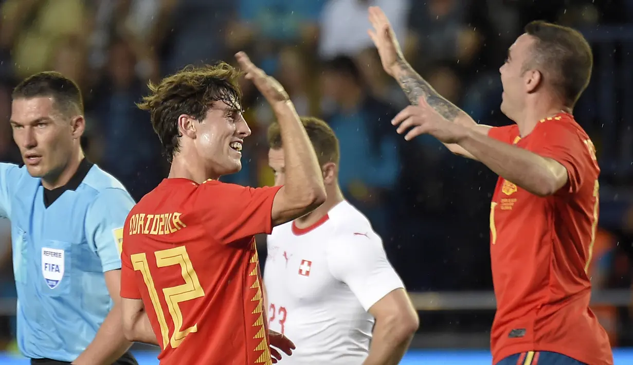 Bek Spanyol, Alvaro Odriozola, merayakan gol yang dicetaknya ke gawang Swiss pada laga persahabatan di Stadion La Ceramica, Vila-real, Minggu (3/6/2018). Kedua negara bermain imbang 1-1. (AFP/Jose Jordan)