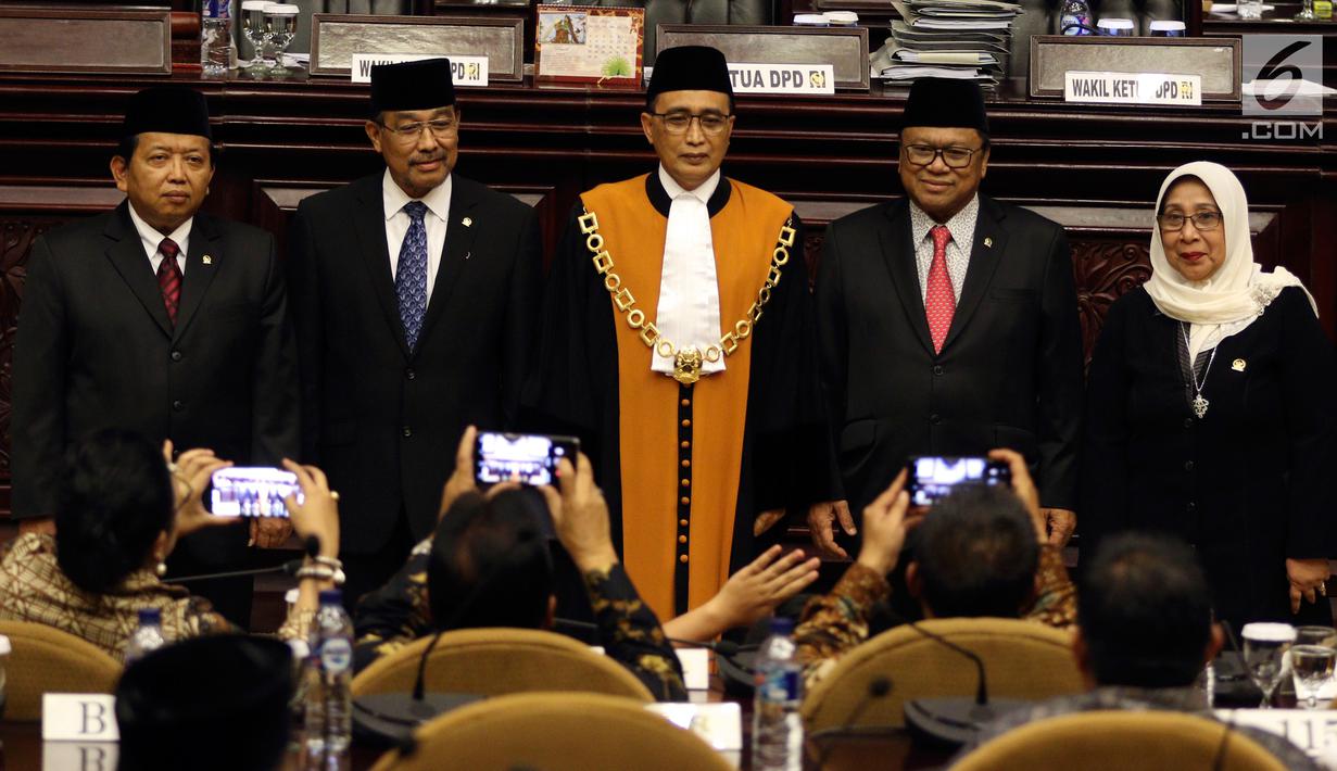 Wakil Ketua DPD terpilih Akhmad Muqowam (kiri) bersama Pimpinan DPD dan MA foto bersama usai mengucap sumpah jabatan saat dilantik pada Rapat Paripurna DPD di Kompleks Parlemen Senayan, Jakarta, Kamis (26/7). (Liputan6.com/Johan Tallo)