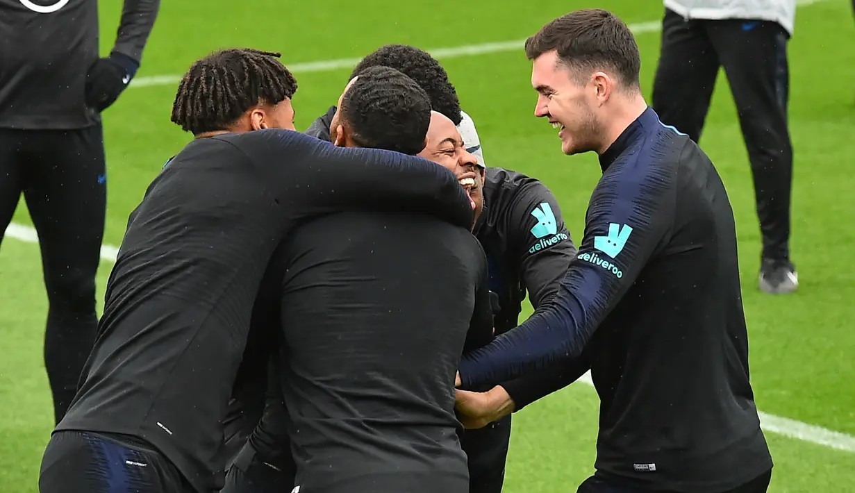 Gelandang Inggris, Raheem Sterling (tengah) tertawa saat ditangkap dalam pertandingan Kabaddi selama sesi pelatihan tim  di Staplewood Campus di southampton, Inggris  (9/9/2019). Inggris akan bertanding melawan Kosovo pada grup A Kualifikasi Euro 2020 di Stadion Saint Mary. (AFP Photo/Glyn Kirk)