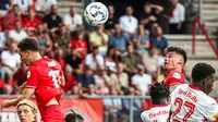 Pemain Twente, Mees Hilgers (kedua kanan) menyundul bola pada laga leg kedua babak Kualifikasi ketiga Liga Champions 2023/2024 melawan FC Salzburg di Grolsch Veste stadium, Enschede, Belanda, 13 Agustus 2024. (AFP/Vincent Jannink)