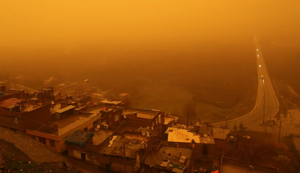Pemandangan saat badai pasir menerjang Kota Diyarbakir di Turki, Jumat (19/1).  Terjangan badai pasir tampak mengubah langit jadi kuning dan menghalangi daya pandang. (AFP PHOTO / Ilyas AKENGIN)