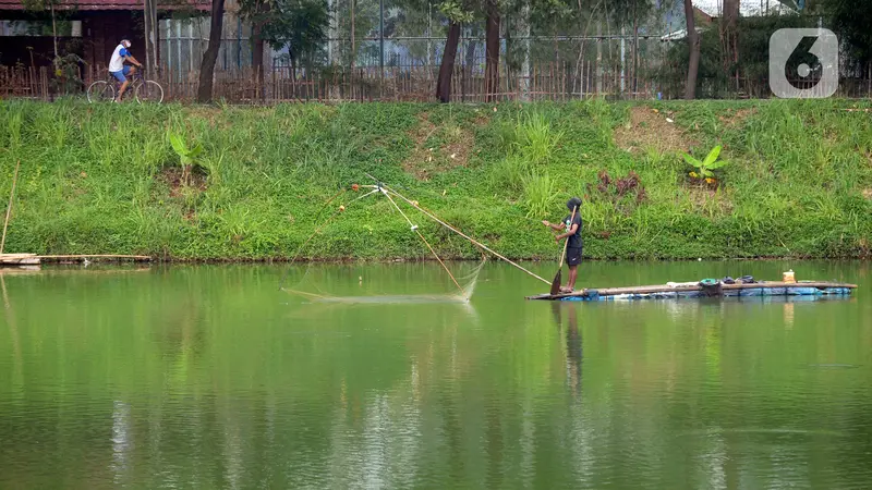 Berburu Ikan di Situ Gintung