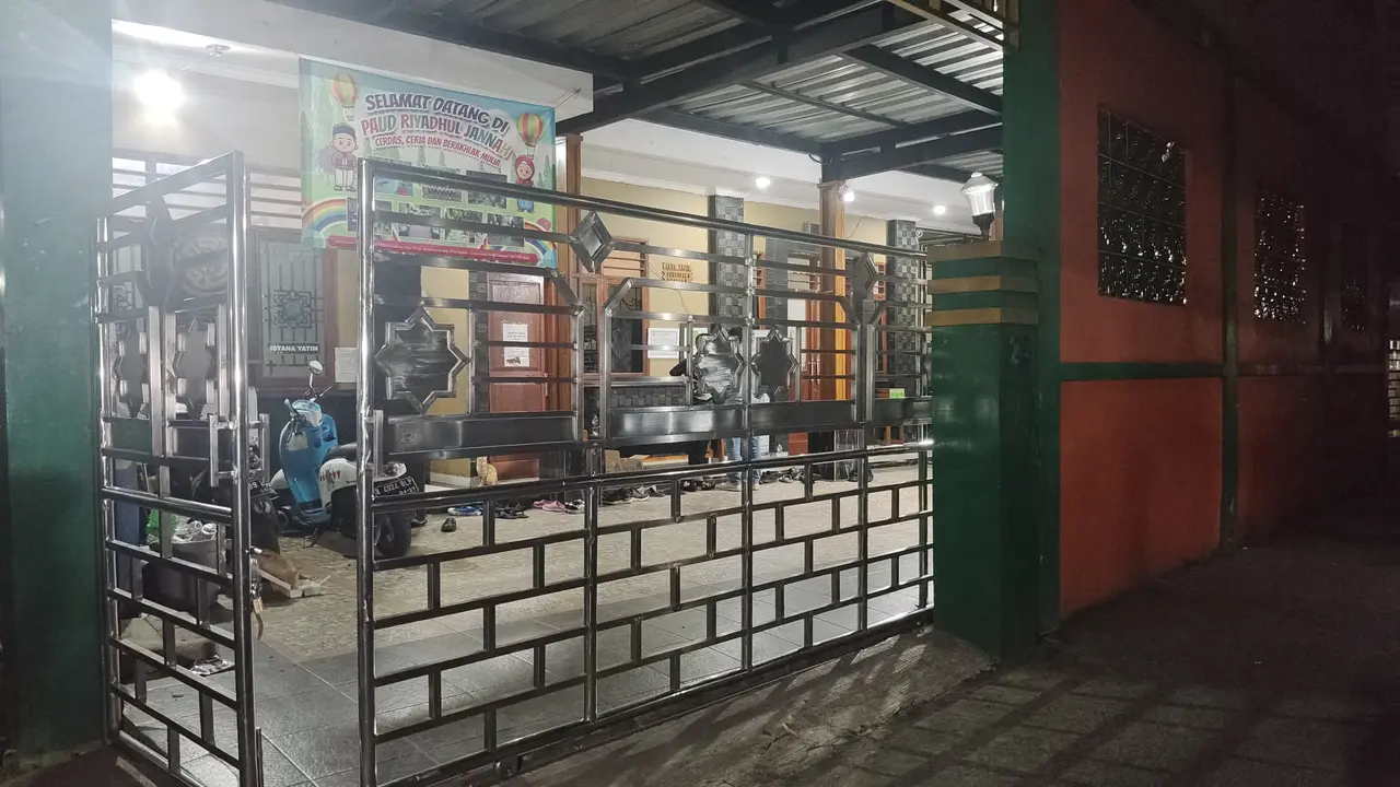 Polda Metro Jaya mencari barang bukti dugaan pencabulan di Ponpes IYRJ, Kecamatan Beji, Kota Depok. (Liputan6.com/Dicky Agung Prihanto)