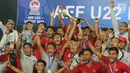 Pemain Timnas Indonesia merayakan gelar juara Piala AFF U-22 2019 setelah mengalahkan Thailand pada laga final di Stadion National Olympic, Phnom Penh, Selasa (26/2). Indonesia menjadi juara setelah mengalahkan Thailand 2-1. (Bola.com/Zulfirdaus Harahap)