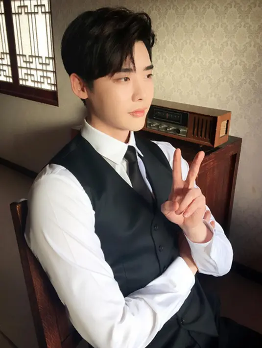 Pendidikan merupakan hal yang menjadi alasan Lee Jong menunda wamilnya. Seperti yang diketahui, saat ini ia sedang menjalani studi di bidang akting di Universitas Pascasarjana Konkuk.  (Instagram/jongsuk0206)