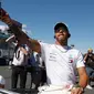 Pembalap dari tim Mercedes, Lewis Hamilton mengikuti parade jelang balapan pertama musim ini di GP F1 Australia di Melbourne, Australia, (25/3). Hamilton menempati posisi start terdepan dalam Grand Prix Australia. (AP Photo/Asanka Brendon Ratnayake)