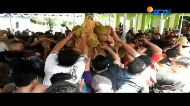 Masyarakat di Kabupaten Banjarnegara, Jawa Tengah, mempunyai tradisi unik, mengarak buah durian berkeliling desa.