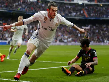 Pemain Real Madrid, Gareth Bale merayakan golnya ke gawang Espanyol pada lanjutan La Liga di Santiago Bernabeu stadium. Madrid, (18/2/2017). Real Madrid menang 2-0. (AP/Francisco Seco)