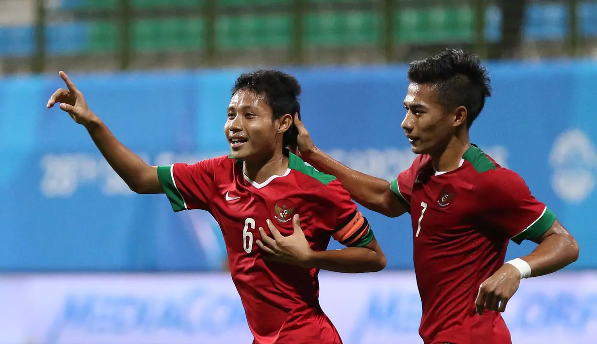 Ekspresi Evan Dimas Darmono (6) setelah mencetak gol kedua ke gawang Filipina U-23 dalam penyisihan Grup A Sepakbola SEA Games 2015 di Stadion Jalan Besar, Singapura. Selasa (9/6). (Bola.com/Arief Bagus)