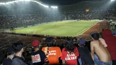 Ribuan The Jakmania saat menyaksikan laga terakhir Persija di Liga 1 di Stadion Patriot, Bekasi, Minggu (12/11/2017). Persija menang 2-1 atas Bhayangkara FC. (Bola.com/ M Iqbal Ichsan)