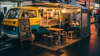 Warung Food Truck Statis (Dilengkapi Tenda Tambahan)/Warung Semi Permanen Minimalis (Sumber: gemini.com)