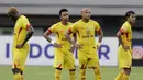 Pemain Bhayangkara FC tampak lesu usai ditahan imbang Borneo FC pada laga Liga 1 2019 di Stadion Patriot, Bekasi, Minggu (22/9/2019). Kedua tim bermain imbang 1-1. (Bola.com/M Iqbal Ichsan)