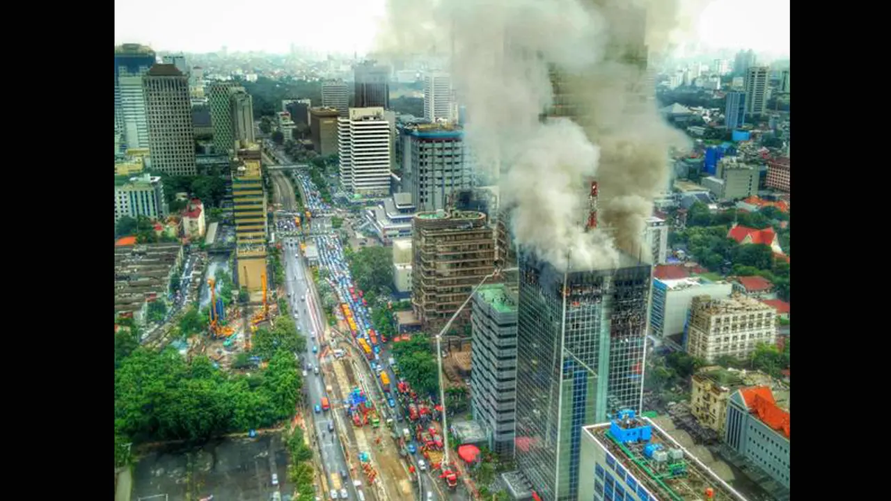Pagi Ini, Asap Masih Membumbung dari Wisma Kosgoro