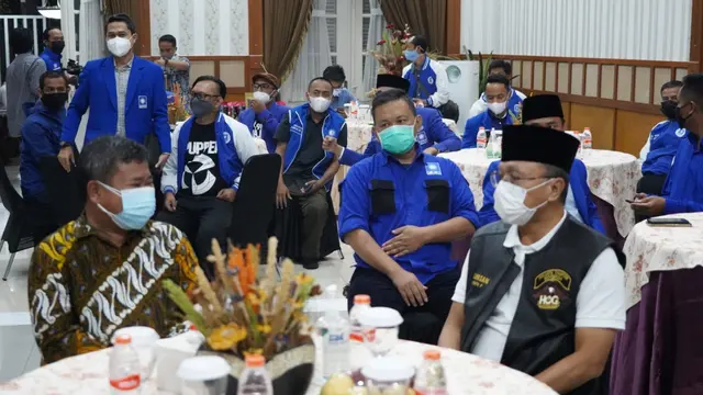 Bupati Garut, Rudy Gunawan napak menjamu langsung kunjungan Ketum PAN Zulkifli Hasan dan rombongan di Pendopo Garut, Jawa Barat dengan sajian steak domba empuk dan dodol Garut.