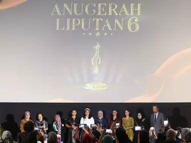 Wakil Menteri Kependudukan dan Pembangunan Keluarga/Wakil Kepala BKKBN, Ratu Ayu Isyana Bagoes Oka (kelima kiri) berfoto bersama tujuh perempuan hebat Indonesia yang melalui karya, dedikasi, dan kepemimpinannya telah memberi dampak positif bagi komunitas dan lingkungannya menerima Anugerah Perempuan Hebat 2025 dalam ajang penghargaan tahunan Anugerah Liputan6 2025 di The Hall, Lantai 8 SCTV Tower, Senayan, Jakarta, Kamis (16/10/2025). (Liputan6.com/Helmi Fithriansyah)
