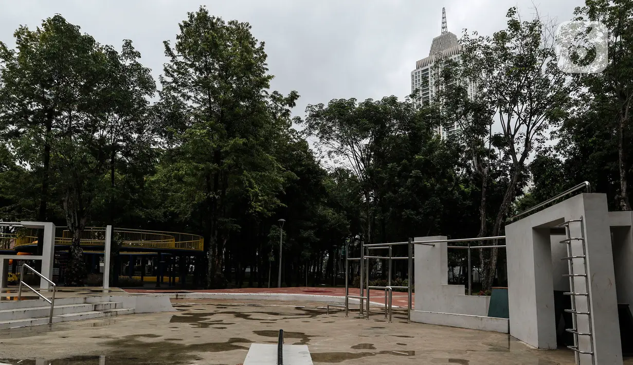 Suasana pada siang hari di Taman Puring, Jakarta, rabu (18/3/2020). Pemprov DKI menutup sementara seluruh taman di Jakarta sejak tanggal 14-30 Maret mendatang. (Liputan6.com/Johan Tallo)