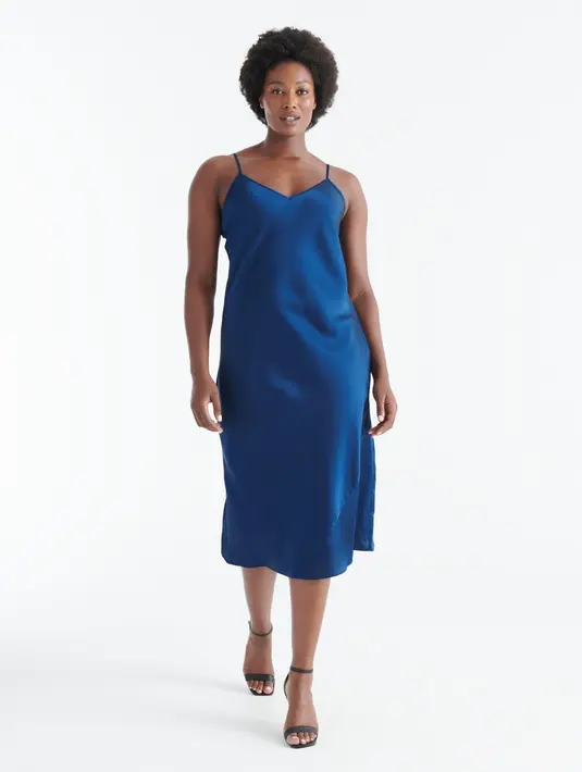 Slip dress bisa jadi alternatif jika kamu mengadakan pertemuan intim dengan keluarga. Siluet yang cantik dari gaun ini bisa kamu percantik dengan perhiasan yang memberikan pernyataan. Foto: Pinterest.