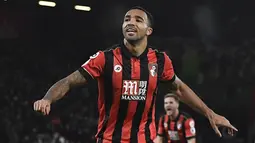Striker Bournemouth, Callum Wilson, merayakan gol yang dicetaknya ke gawang Arsenal. Bournemouth unggul 2-0 pada menit ke-20 berkat gol penalti yang dijaringkan oleh Wilson. (Reuters/Dylan Martinez)