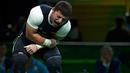 Atlet angkat besi Armenia, Andranik Karapetyan berteriak kesakitan usai mengalami cedera horor ketika tampil pada Olimpiade 2016 di Rio de Janeiro, Rabu (10/8). Siku Karapetyan patah saat hendak mengangkat beban 195 kilogram (REUTERS/Yves Herman)