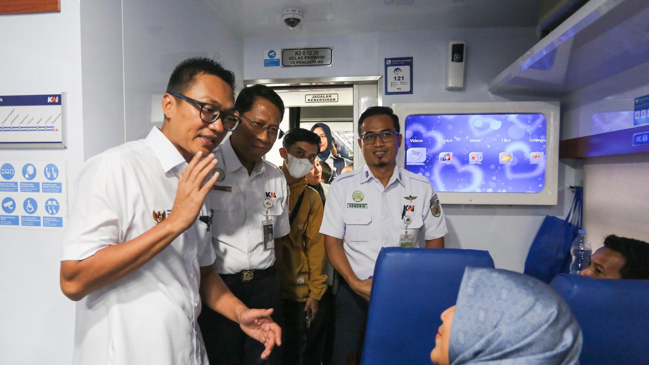 Wakil Menteri BUMN Aminuddin Maruf melakukan inspeksi mendadak (sidak) rangkaian KA Manoreh di Stasiun Pasarsenen, Jakarta. (Foto: istimewa)