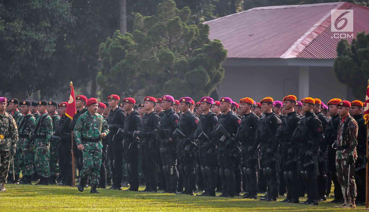 Panglima TNI Marsekal Hadi Tjahjanto mengecek pasukan saat memimpin upacara peresmian Komando Operasi Khusus (Koopssus) TNI di Lapangan Markas Koopssus TNI, Mabes TNI, Jakarta, Selasa (30/7/2019). Koopssus TNI bertugas memberikan dukungan dalam operasi khusus. (Liputan6.com/Faizal Fanani)
