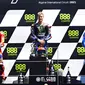 Pembalap Fabio Quartararo (tengah), Francesco Bagnaia (kiri), dan Joan Mir (kanan) berdiri di podium pada pertandingan balap MotoGP Portugal di Sirkuit Algarve International dekat Portimao, Portugal, Minggu (18/4/2021). Fabio Quartararo keluar sebagai juara. (AP Photo/Jose Breton)