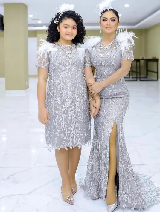 Cocok buat acara pesta, gaun yang dikenakan Amora anak Krisdayanti ini bisa jadi pertimbangan. Gaun midi kombinasi satin dan brokat dengan aksen payet dan fringe pada bagian lengan bisa memberikan kesan mewah nan glamor pada penampilan. (Instagram/krisdayantilemos).