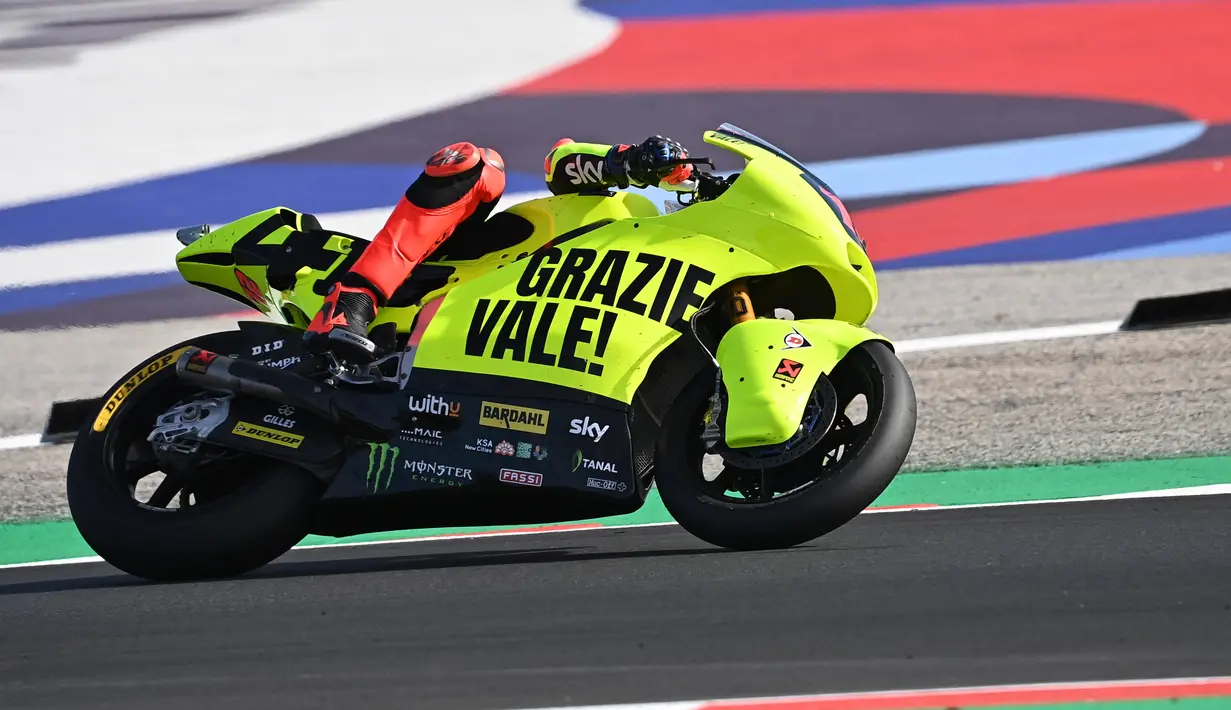 Langkah Valentino Rossi pensiun juga dilakukan pembalap Moto2, Thomas Luthi. Pembalap Veteran asal Swiss tersebut akan pensiun setelah Moto2 2021 selesai. (AFP/Andreas Solaro)