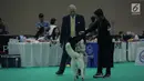 Peserta bersama anjing jenis Siberian Husky mengikuti kontes anjing "CAC International Dog Show 2018" di Ecovention, Ancol, Jakarta, Minggu (4/2). (Liputan6.com/Faizal Fanani)
